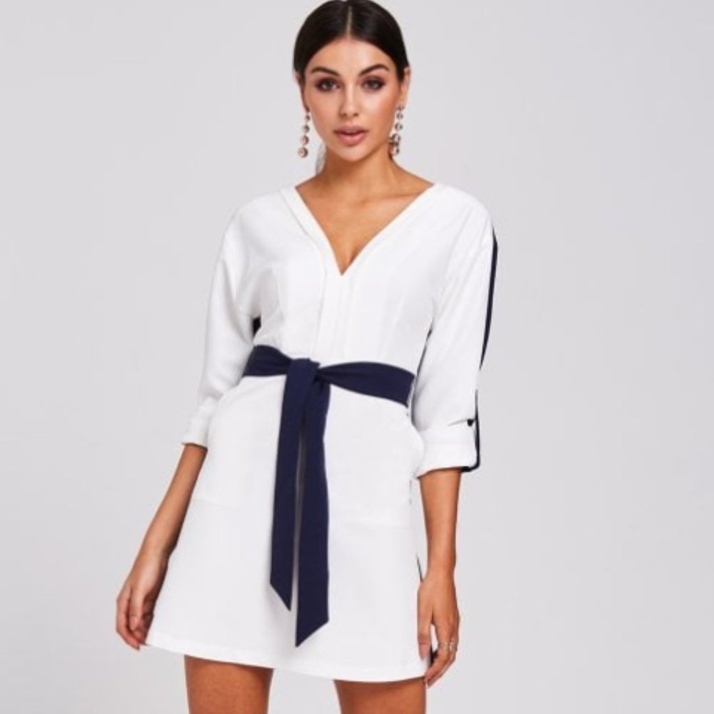 Mini dress / Tie in the middle  Blue and White